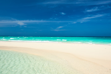 Fototapeta na wymiar Beautiful beach with sandspit at Maldives