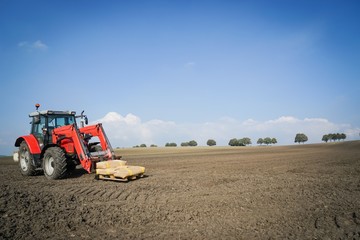 Obraz premium Ackerbau - Getreideaussaat, Schlepper mit Saatgut