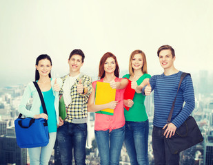 Obraz premium group of smiling students standing