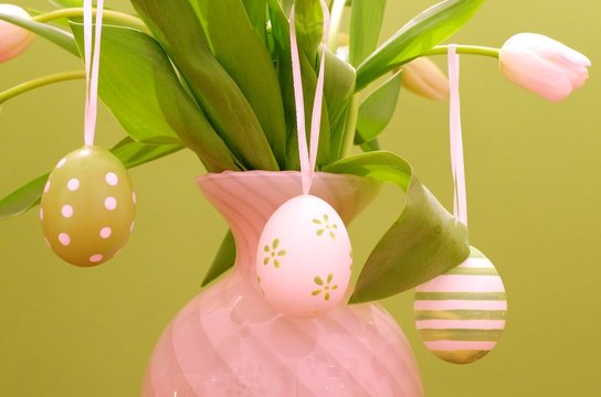 Osterstrau&szlig;  mit Tulpen