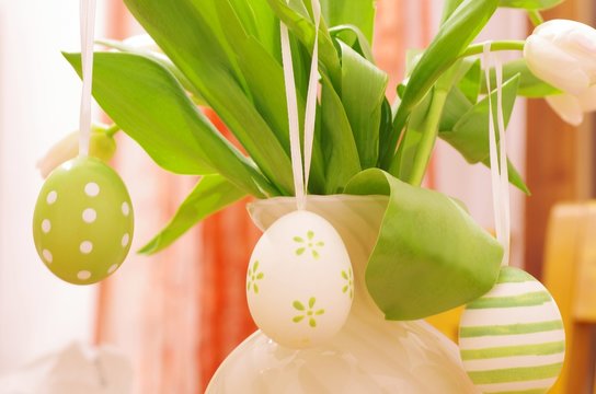 Blumenstrau&szlig; mit Ostereiern