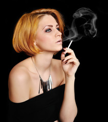 Obraz premium Portrait of beautiful redheaded girl that smokes
