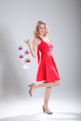 Frau im Pin Up Style serviert sexy Cupcakes Porträt