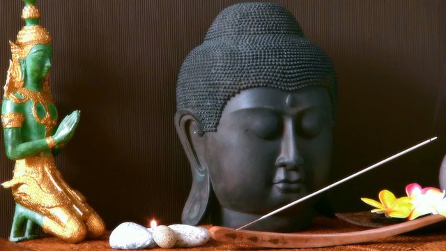 B&acirc;ton d'encens et statues de bouddha