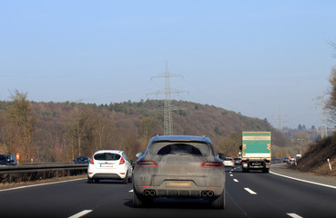 Fototapeta premium Schmutziges Auto auf der Autobahn