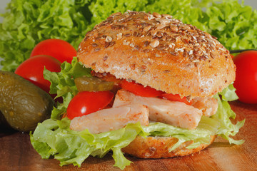 Körnerbrötchen mit gebratenem Hühnerfleisch