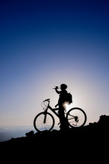 Obraz na płótnie Canvas Cyclist drinking water.
