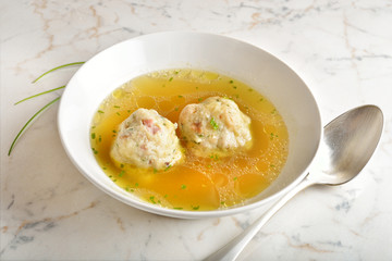 Knödel in brodo ricetta
