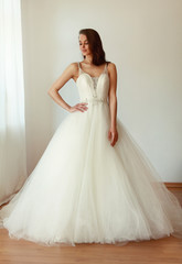 Fototapeta premium Beautiful bride in white wedding dress mariage