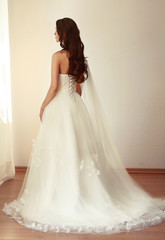 Beautiful bride in white wedding dress mariage