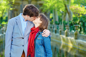 Fototapeta premium Couple having a date in the Tuileries garden