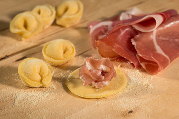 Tortellini con prosciutto crudo e ricotta