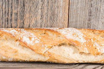 Baguette auf Holzhintergrund