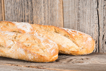 Baguette auf Holzhintergrund