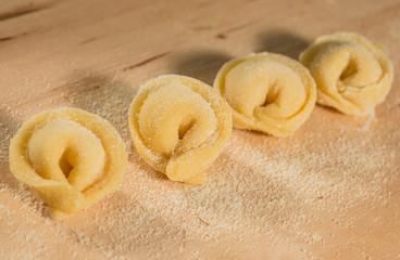 Tortellini artigianali sul piano di lavorazione