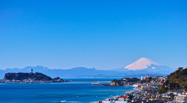 鎌倉七里ヶ浜住宅街と富士山と江の島