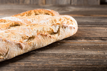 Baguette auf Holzhintergrund