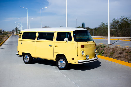 Gelber Bus - Oldtimer