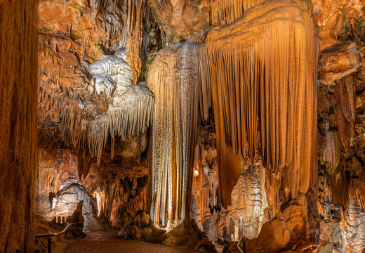 Luray Caverns- cave stalactites, stalagmites, and other formatio