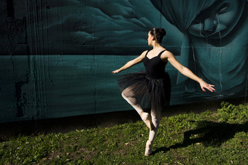 Ballerine danse en plein air. © Ch.Allg