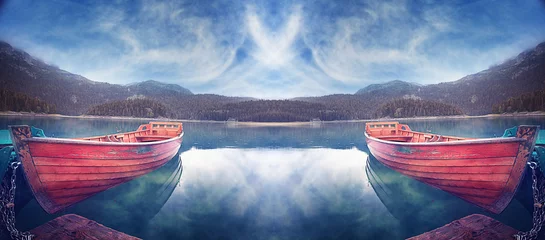 Abwaschbare Fototapete Blaue Jeans Holzboot auf einem Bergsee Landschaft Berghimmel