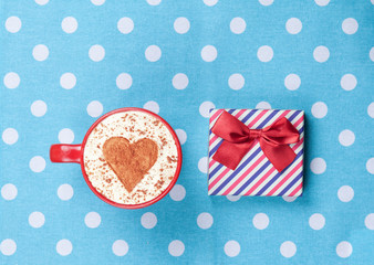 Naklejka premium Cappuccino and gift