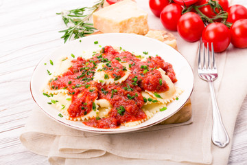 Ravioli mit Tomatensauce