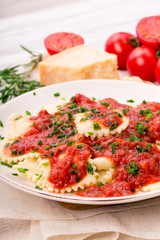 Ravioli mit Tomatensauce