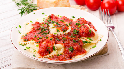 Ravioli mit Tomatensauce