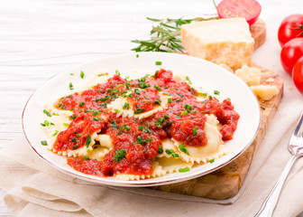 Ravioli mit Tomatensauce