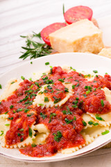 Ravioli mit Tomatensauce