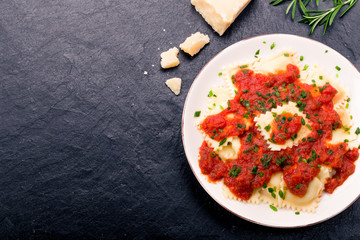Ravioli mit Tomatensauce
