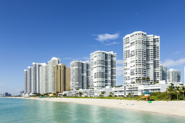 Fototapeta na wymiar beautiful beach with condomiums and skyscraper in Sunny Islands