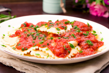 Ravioli mit Tomatensauce