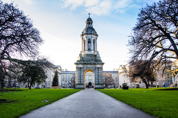 Fototapeta premium Dzwonnica w Trinity College w Dublinie w Irlandii