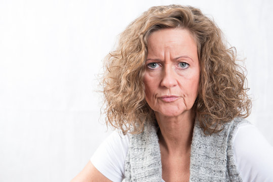 Portr&auml;t starke Frau mit kritischem Blick