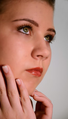Obraz premium Jugendliches divenhaftes Gesicht mit ausdrucksstarken Augen