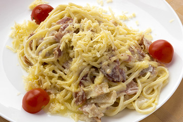 Spaghetti Carbonara with tomatoes on a plate
