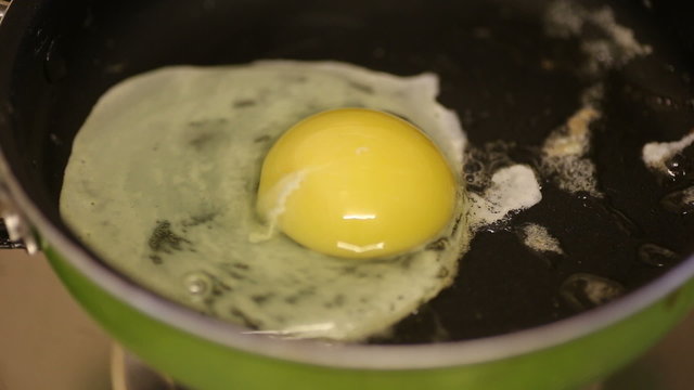 Cooking egg to make sunny side up