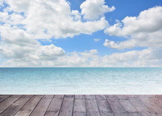 Obraz premium Wooden floor with sea background.