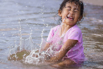 Obraz premium Girl is smashing water