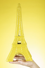 Eiffel tour woman yellow