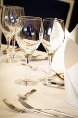 Gastronomie - eingedeckter Tisch, Weingläser und Besteck