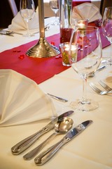 Gastronomie: Eingedeckter Tisch zum Valentinstag