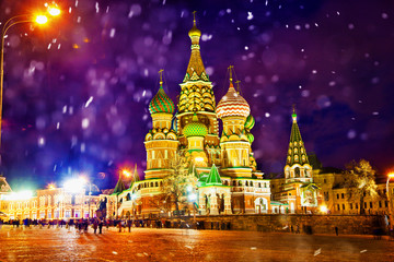 Naklejka premium St. Basil's Cathedral in Moscow on Red Square at night winter