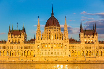 Obraz premium Budapest Parliament Building illuminated before sunset, Hungary
