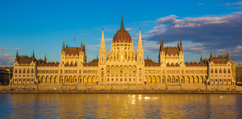 Fototapeta premium Budapest Parliament Building illuminated before sunset, Hungary