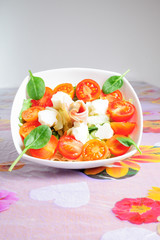 piatto di insalata pomodoro e mozzarella