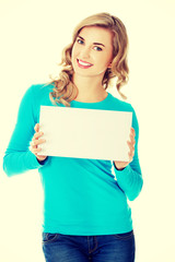 Naklejka premium Portrait of happy woman with blank board