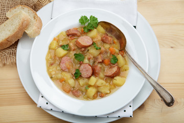 Kartoffelsuppe mit Mettwurst